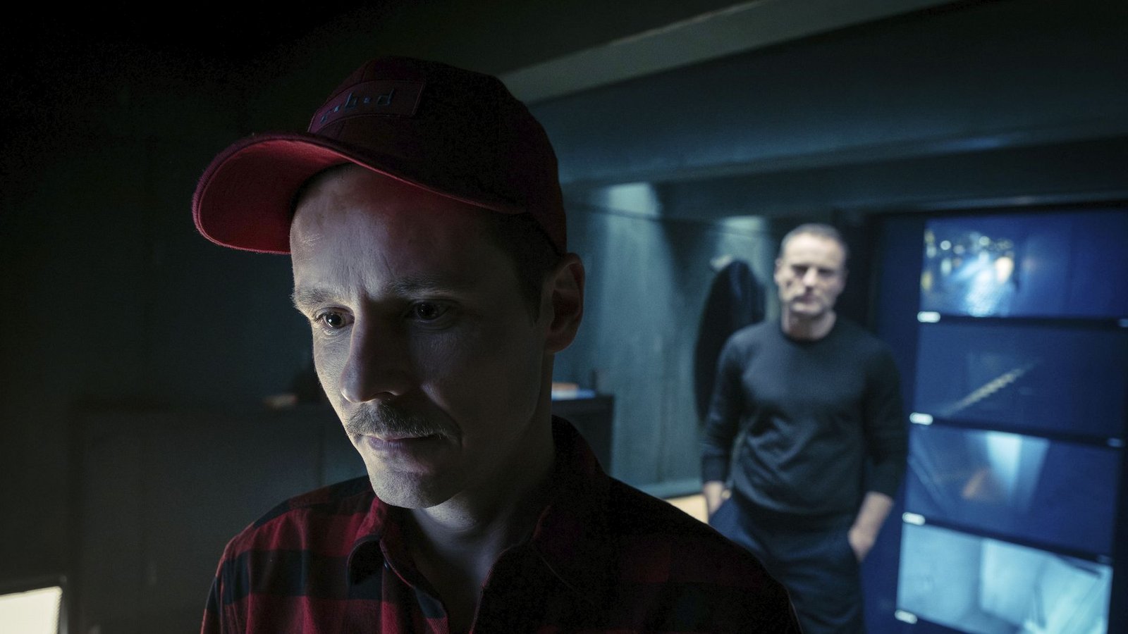 Robert Karow (Mark Waschke, re.) trifft den Wildniswanderer Noah Farrell (Nils Kahnwald) wieder. Der nimmt ihn mit in seinen Prepper-Bunker, wo sie die Nacht zusammen verbringen.Foto: rbb/Conny Klein