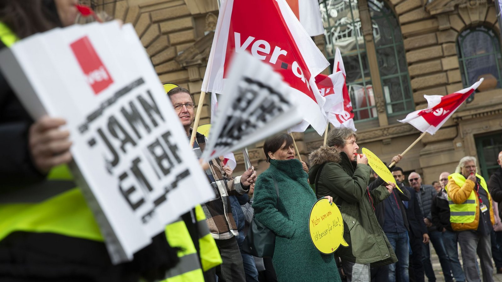 Verdi erhöht mit Warnstreiks im Tarifkonflikt den Druck auf die Arbeitgeber. (Archivbild)Foto: Lichtgut/Leif Piechowski/Leif Piechowski Verdi erhöht mit Warnstreiks im Tarifkonflikt den Druck auf die Arbeitgeber. (Archivbild)Foto: Lichtgut/Leif Piechowski/Leif Piechowski