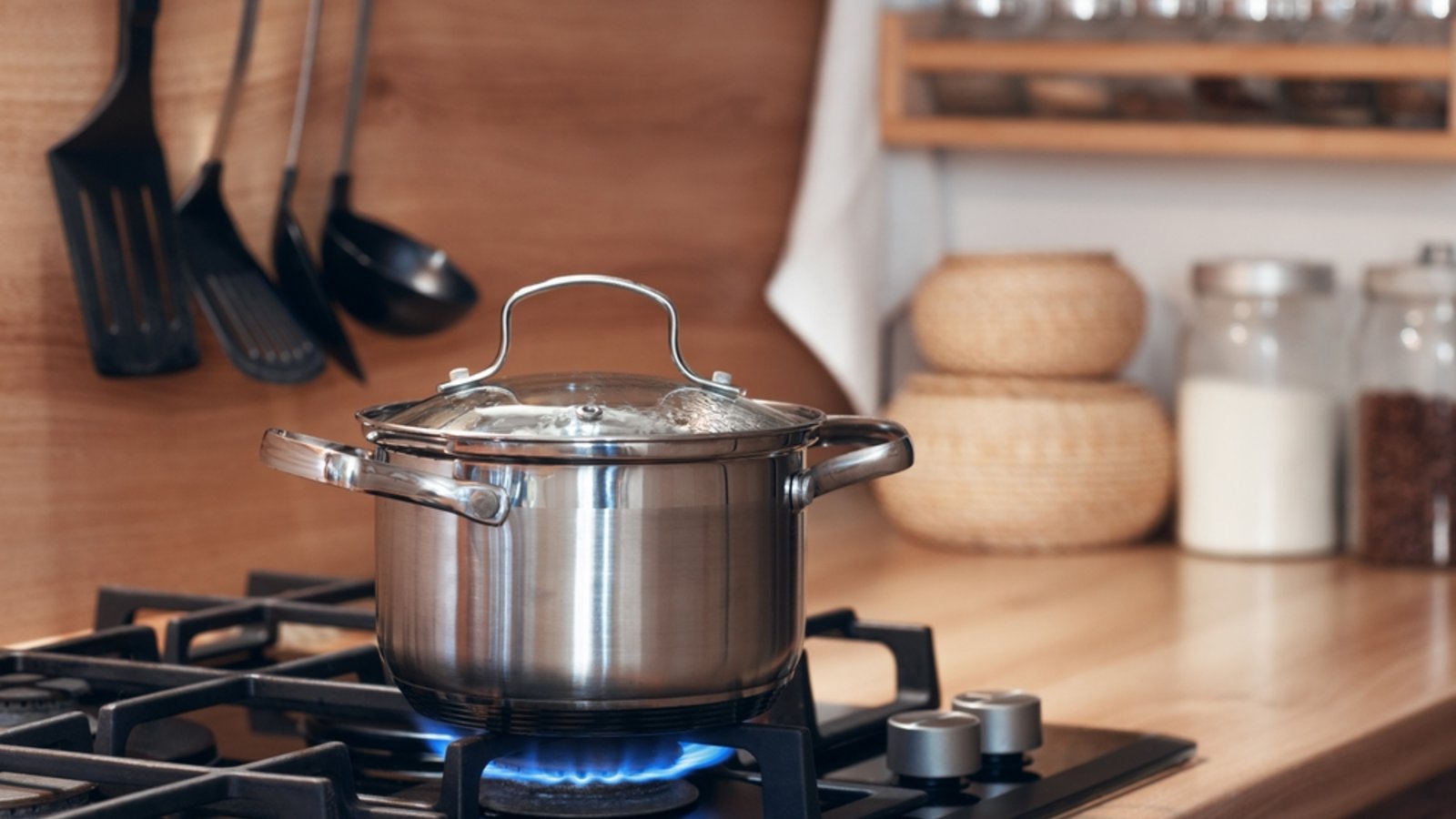 So entkalken Sie Ihre Kochtöpfe.Foto: Leka Sergeeva / shutterstock.com