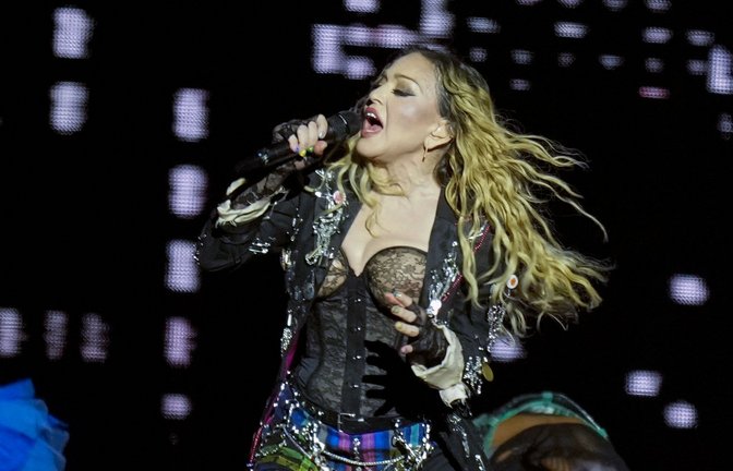 Madonna tritt in der letzten Show ihrer "The Celebration Tour" am Strand der Copacabana auf.<span class='image-autor'>Foto: Silvia Izquierdo/AP</span>