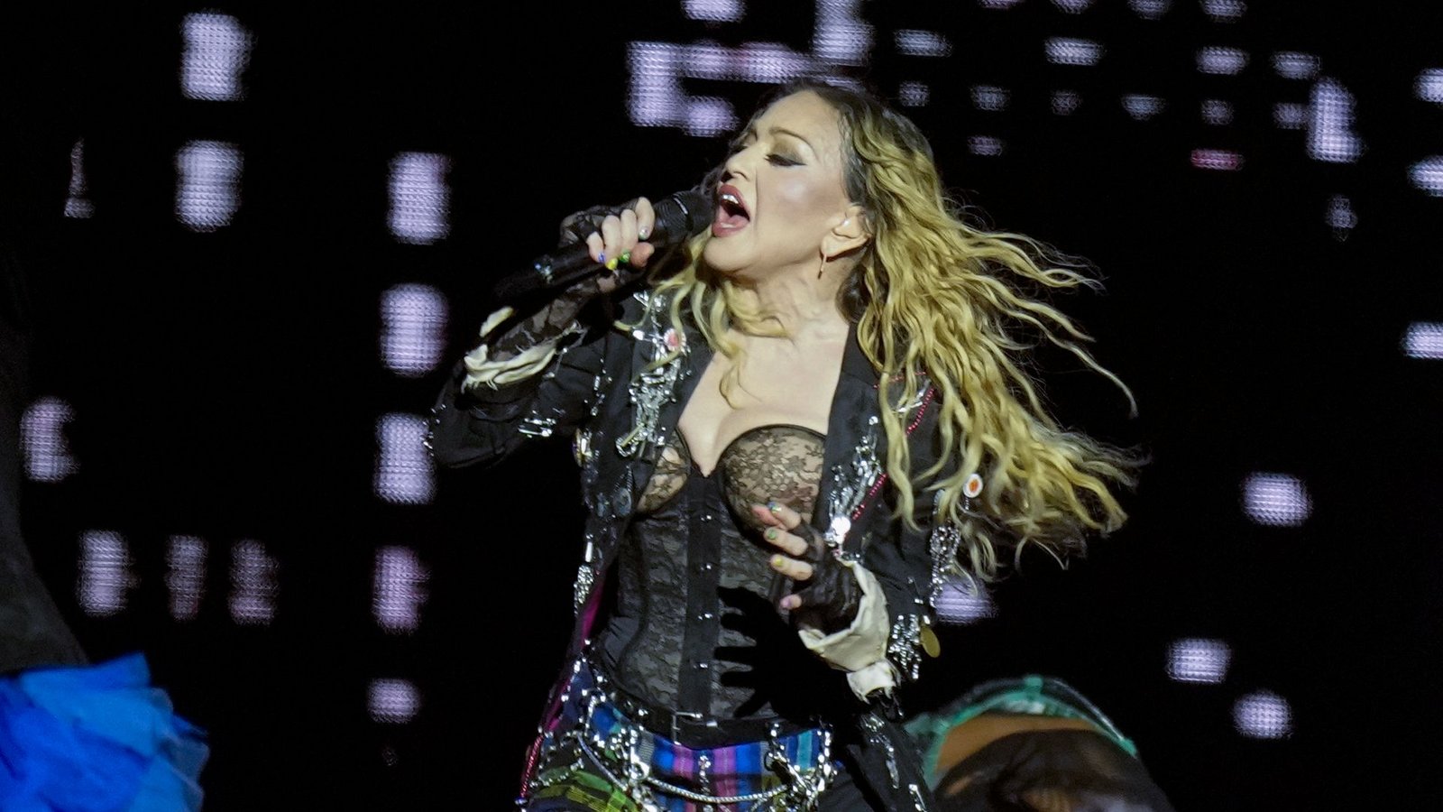 Madonna tritt in der letzten Show ihrer "The Celebration Tour" am Strand der Copacabana auf.Foto: Silvia Izquierdo/AP
