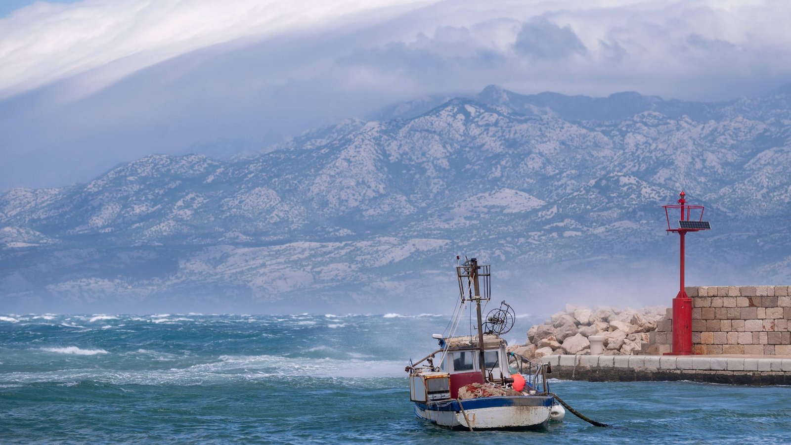 Bora-Sturm vor der kroatischen Küste (Archiv).Foto: IMAGO/Pixsell