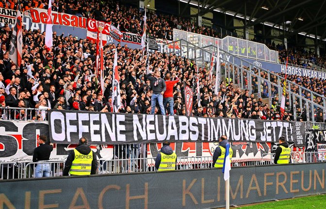 Die VfB-Fans zeigen ihre Forderung beim Spiel in Darmstadt.<span class='image-autor'>Foto: &nbsp;</span>