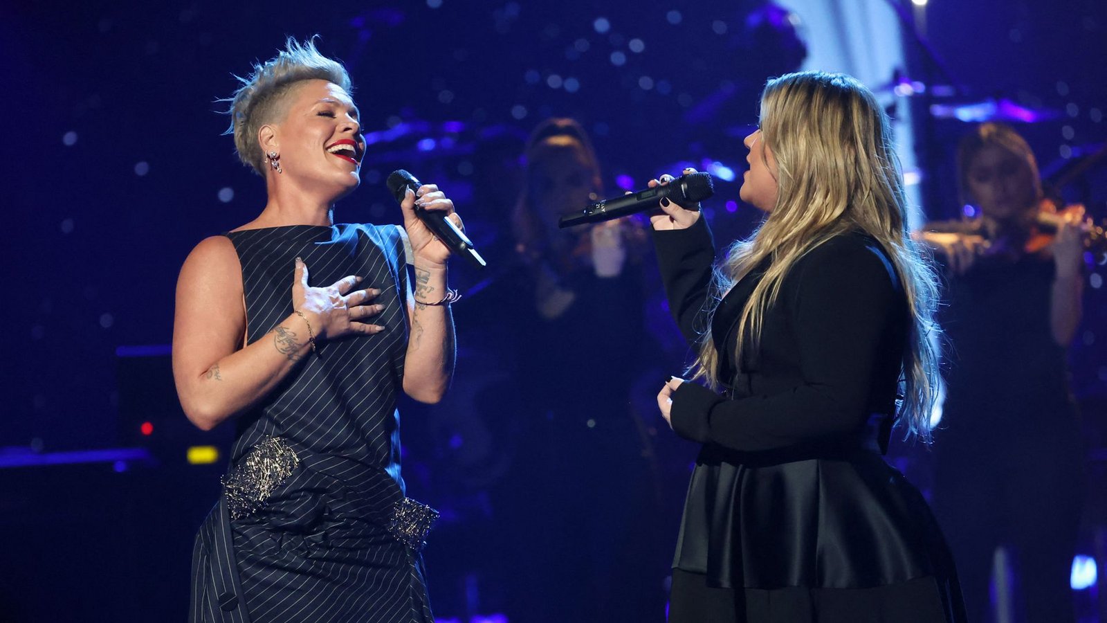 P!NK, die auch den Icon Award erhielt, performte zusammen mit Kelly Clarkson ein Duett.Foto: Getty Images via AFP/MONICA SCHIPPER P!NK, die auch den Icon Award erhielt, performte zusammen mit Kelly Clarkson ein Duett.Foto: Getty Images via AFP/MONICA SCHIPPER