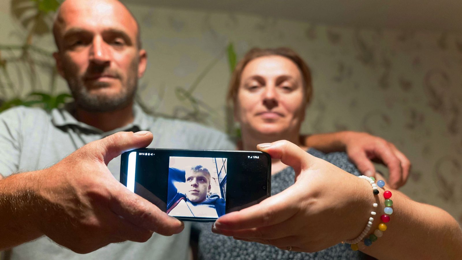 Shorena Khomeriki und Giorgi Okribelashvili vermissen ihren Sohn. Der 19-Jährige sitzt im Gefängnis, nachdem er an einer Demonstration gegen neue Gesetze teilgenommen hatte.Foto: Till Mayer Shorena Khomeriki und Giorgi Okribelashvili vermissen ihren Sohn. Der 19-Jährige sitzt im Gefängnis, nachdem er an einer Demonstration gegen neue Gesetze teilgenommen hatte.Foto: Till Mayer