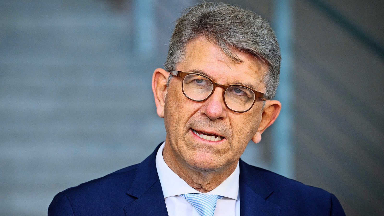 Im Streit um den Ausschluss dreier Buchhandlungen vom Deutschen Buchhandlungspreis gerät Kulturstaatsminister Weimer immer mehr unter Druck.Foto: Bernd von Jutrczenka/dpa/Bernd von Jutrczenka