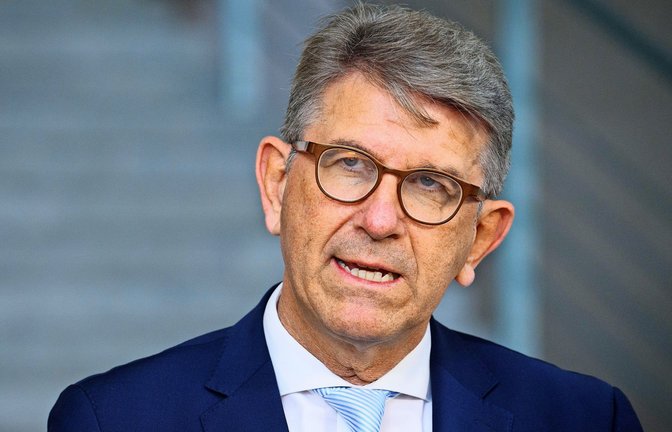 Im Streit um den Ausschluss dreier Buchhandlungen vom Deutschen Buchhandlungspreis gerät Kulturstaatsminister Weimer immer mehr unter Druck.<span class='image-autor'>Foto: Bernd von Jutrczenka/dpa/Bernd von Jutrczenka</span>
