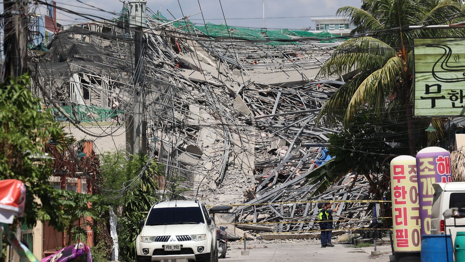 Absperrband markiert den Bereich um ein eingestürztes Gebäude in der philippinischen Provinz Pampanga, nördlich von Manila.Foto: Uncredited/AP/dpa Absperrband markiert den Bereich um ein eingestürztes Gebäude in der philippinischen Provinz Pampanga, nördlich von Manila.Foto: Uncredited/AP/dpa