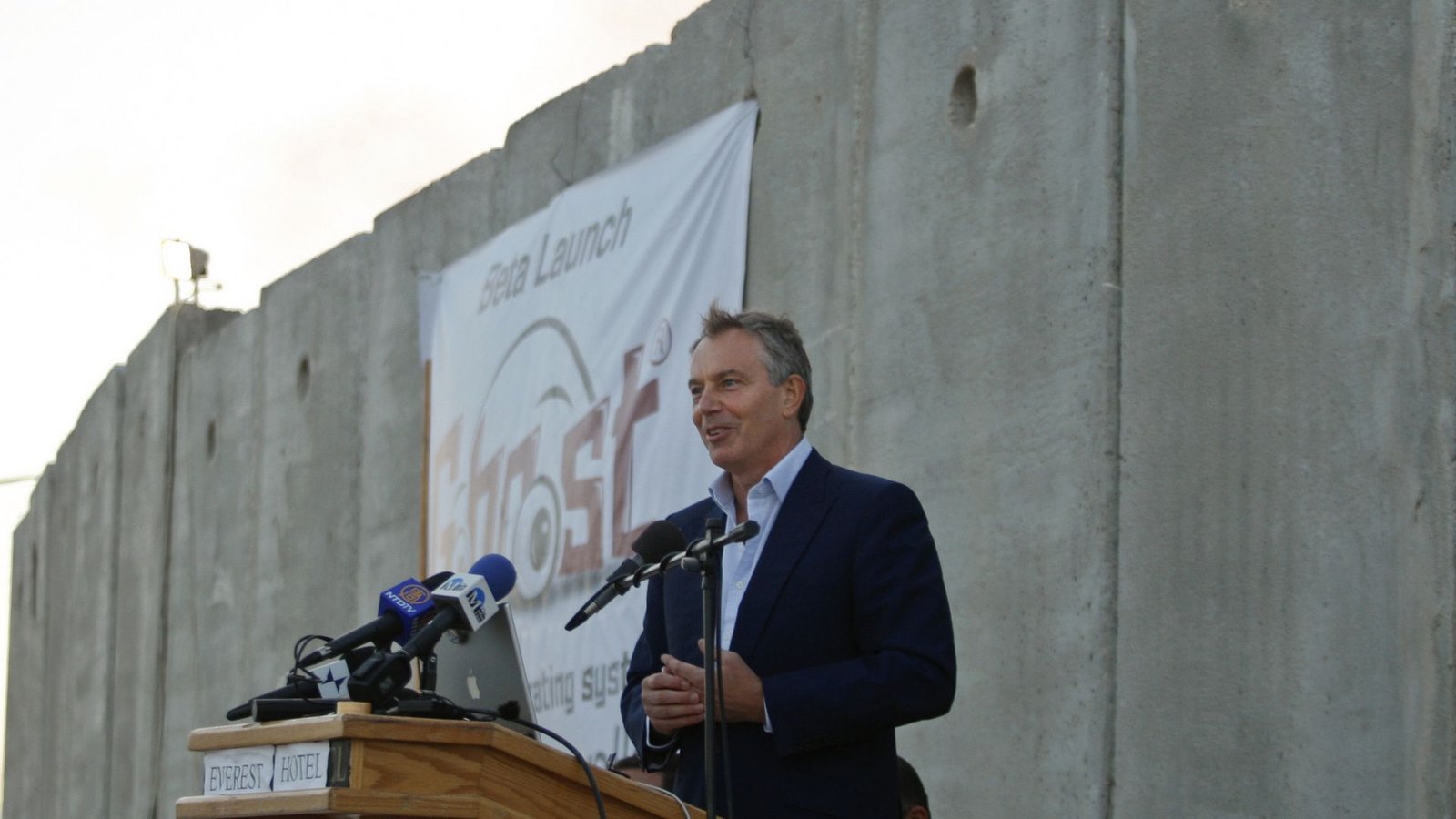 Der frühere englische Premierminister Tony-Blair bei einer Rede an der Grenze zwischen Israel und dem West-Jordanland: Friedensfestiger.Foto: AP Der frühere englische Premierminister Tony-Blair bei einer Rede an der Grenze zwischen Israel und dem West-Jordanland: Friedensfestiger.Foto: AP