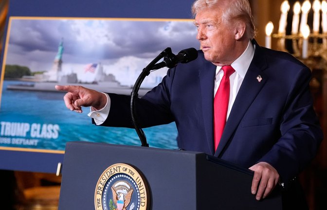Donald Trump spricht in seinem Club Mar-a-Lago: Der US-Präsident  hat den Bau von zwei neuen Kampfschiffen für die Marine angekündigt.<span class='image-autor'>Foto: Alex Brandon/AP/dpa</span>