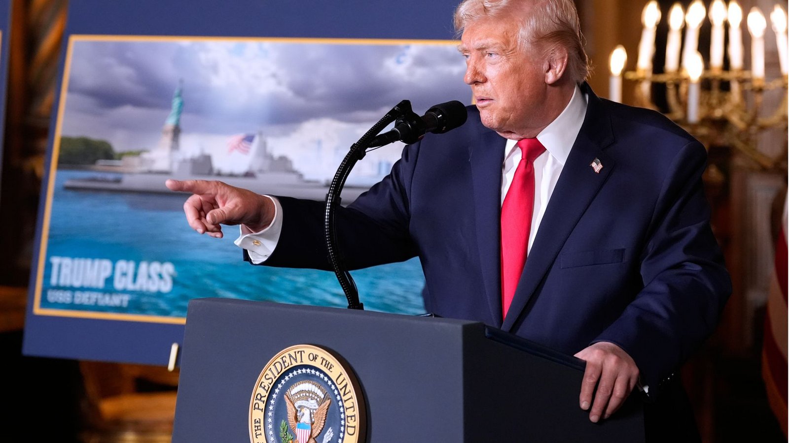 Donald Trump spricht in seinem Club Mar-a-Lago: Der US-Präsident hat den Bau von zwei neuen Kampfschiffen für die Marine angekündigt.Foto: Alex Brandon/AP/dpa Donald Trump spricht in seinem Club Mar-a-Lago: Der US-Präsident hat den Bau von zwei neuen Kampfschiffen für die Marine angekündigt.Foto: Alex Brandon/AP/dpa