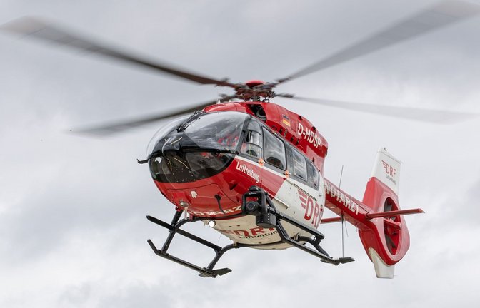 Neben mehreren Rettungswagen war auch ein Hubschrauber im Einsatz. (Symbolbild)<span class='image-autor'>Foto: Daniel Karmann/dpa</span>
