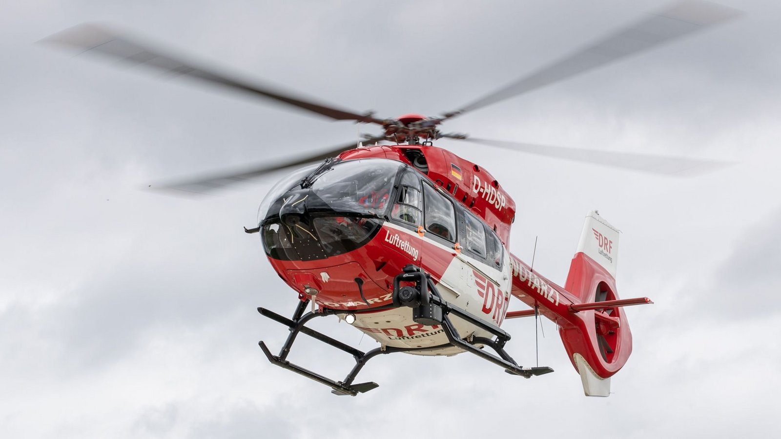 Neben mehreren Rettungswagen war auch ein Hubschrauber im Einsatz. (Symbolbild)Foto: Daniel Karmann/dpa