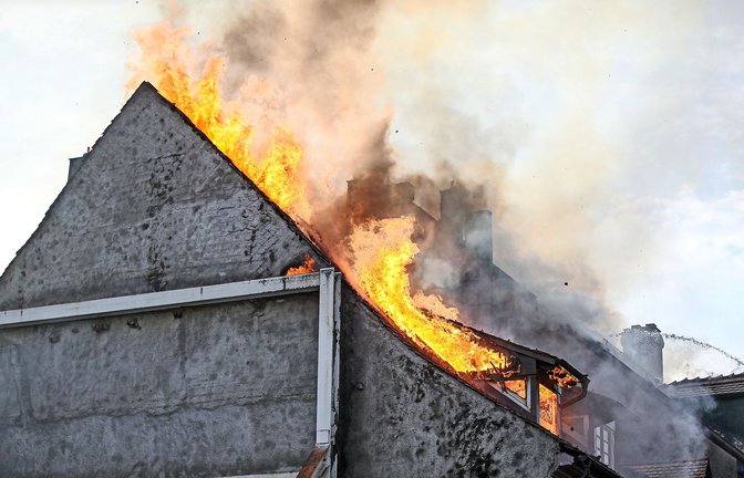 Der Brand in der Villinger Innenstadt, der auf einem Balkon ausbrach, griff auf gleich fünf Häuser über.<span class='image-autor'>Foto: Marc Eich</span>