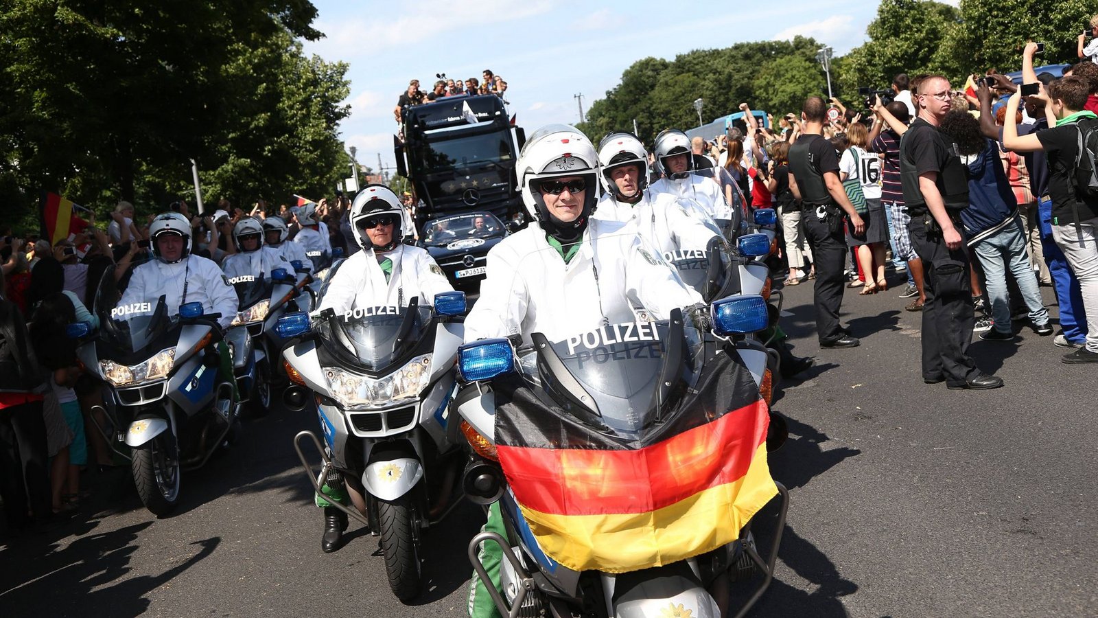 Berliner Polizisten 2014 bei der WM-Siegesfeier. Während der bevorstehenden EM dürfte es solche Bilder nicht geben.Foto: imago images/Eventpress/Eventpress Radke