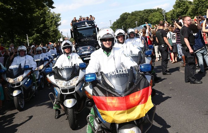 Berliner Polizisten 2014 bei der WM-Siegesfeier. Während der bevorstehenden EM dürfte es solche Bilder nicht geben.<span class='image-autor'>Foto: imago images/Eventpress/Eventpress Radke</span>