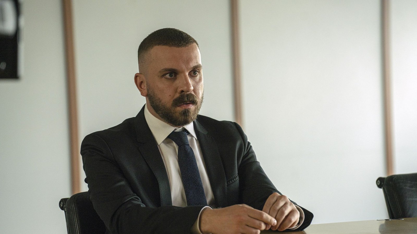 Hamza Kulina (Edin Hasanovic) muss sich internen Ermittlungen stellen.Foto: HR/Sommerhaus/Daniel Dornhöfer Hamza Kulina (Edin Hasanovic) muss sich internen Ermittlungen stellen.Foto: HR/Sommerhaus/Daniel Dornhöfer