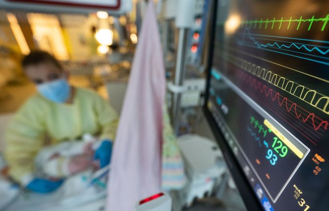 Eine Pflegerin  versorgt im Olgahospital des Klinikums Stuttgart einen am Respiratorischen Synzytial-Virus (RS-Virus) erkrankten Patienten, der beatmet wird.<span class='image-autor'>Foto: dpa/Marijan Murat</span>
