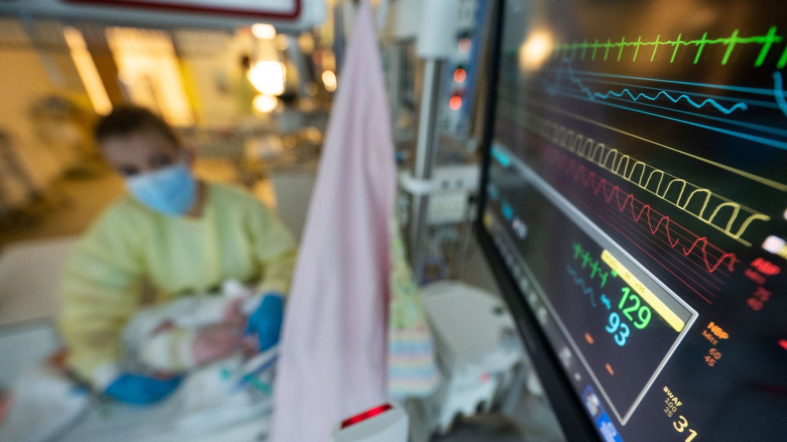 Eine Pflegerin versorgt im Olgahospital des Klinikums Stuttgart einen am Respiratorischen Synzytial-Virus (RS-Virus) erkrankten Patienten, der beatmet wird.Foto: dpa/Marijan Murat Eine Pflegerin versorgt im Olgahospital des Klinikums Stuttgart einen am Respiratorischen Synzytial-Virus (RS-Virus) erkrankten Patienten, der beatmet wird.Foto: dpa/Marijan Murat