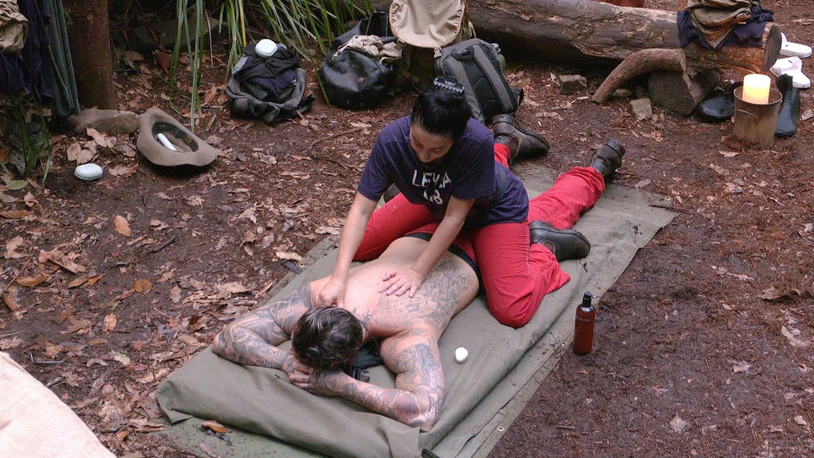 Leyla gibt Mike eine Massage, die er sehr genießt.Foto: RTL/Tag 11