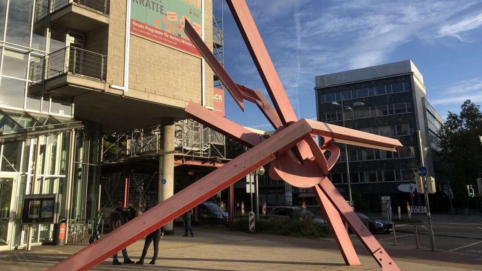Prägt Stuttgart mit: Mark di Suveros Großplastik „Lobotschevsky“ vor dem Treffpunkt RotebühlplatzFoto: Forstbauer