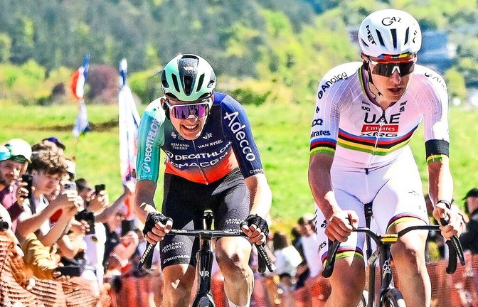 Paul Seixas (li.) fährt bei Lüttich-Bastogne-Lüttich dem Radsport-Superstar Tadej Pogacar noch hinterher<span class='image-autor'>Foto: /Elias Rom</span>