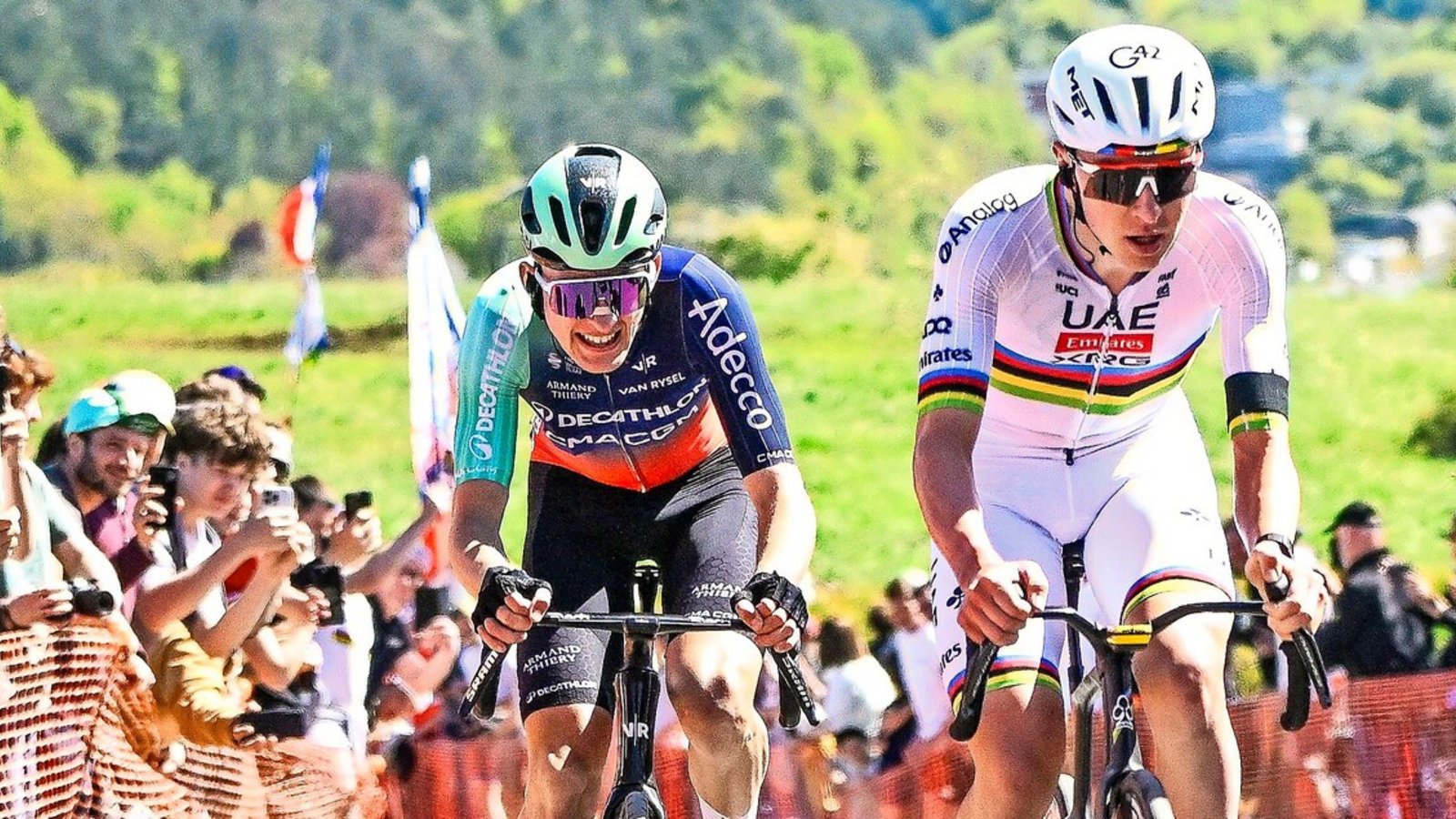 Paul Seixas (li.) fährt bei Lüttich-Bastogne-Lüttich dem Radsport-Superstar Tadej Pogacar noch hinterherFoto: /Elias Rom