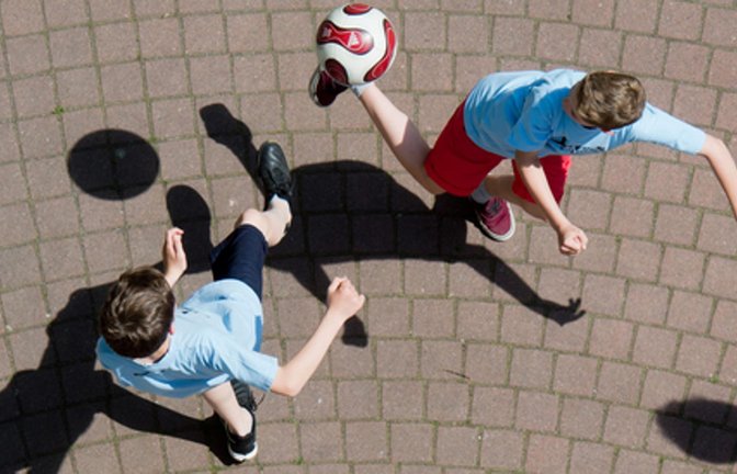 Um Kinder zu motivieren, sich mehr zu bewegen, braucht es nicht viel – oft genügt schon ein Ball.<span class='image-autor'>Foto: dpa/Julian Stratenschulte</span>