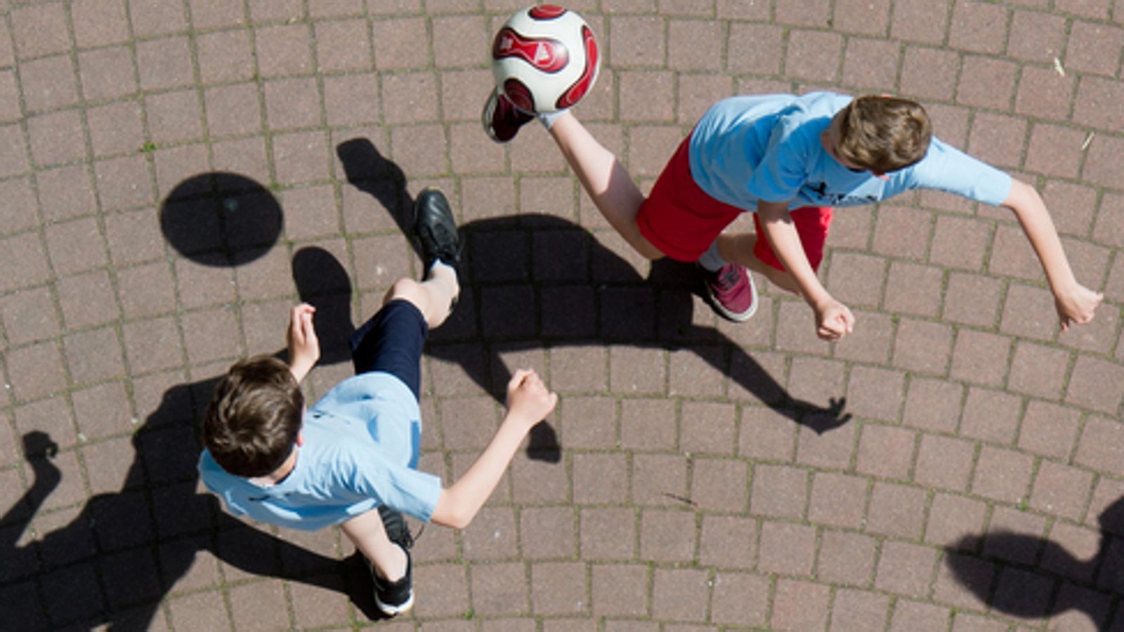 Um Kinder zu motivieren, sich mehr zu bewegen, braucht es nicht viel – oft genügt schon ein Ball.Foto: dpa/Julian Stratenschulte Um Kinder zu motivieren, sich mehr zu bewegen, braucht es nicht viel – oft genügt schon ein Ball.Foto: dpa/Julian Stratenschulte