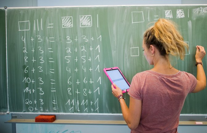 Schwamm, Kreide und Computer müssen sich im Unterricht nicht ausschließen. Diese  Mathelehrerin arbeitet mit Tafel und Tablet.<span class='image-autor'>Foto: dpa/Julian Stratenschulte</span>