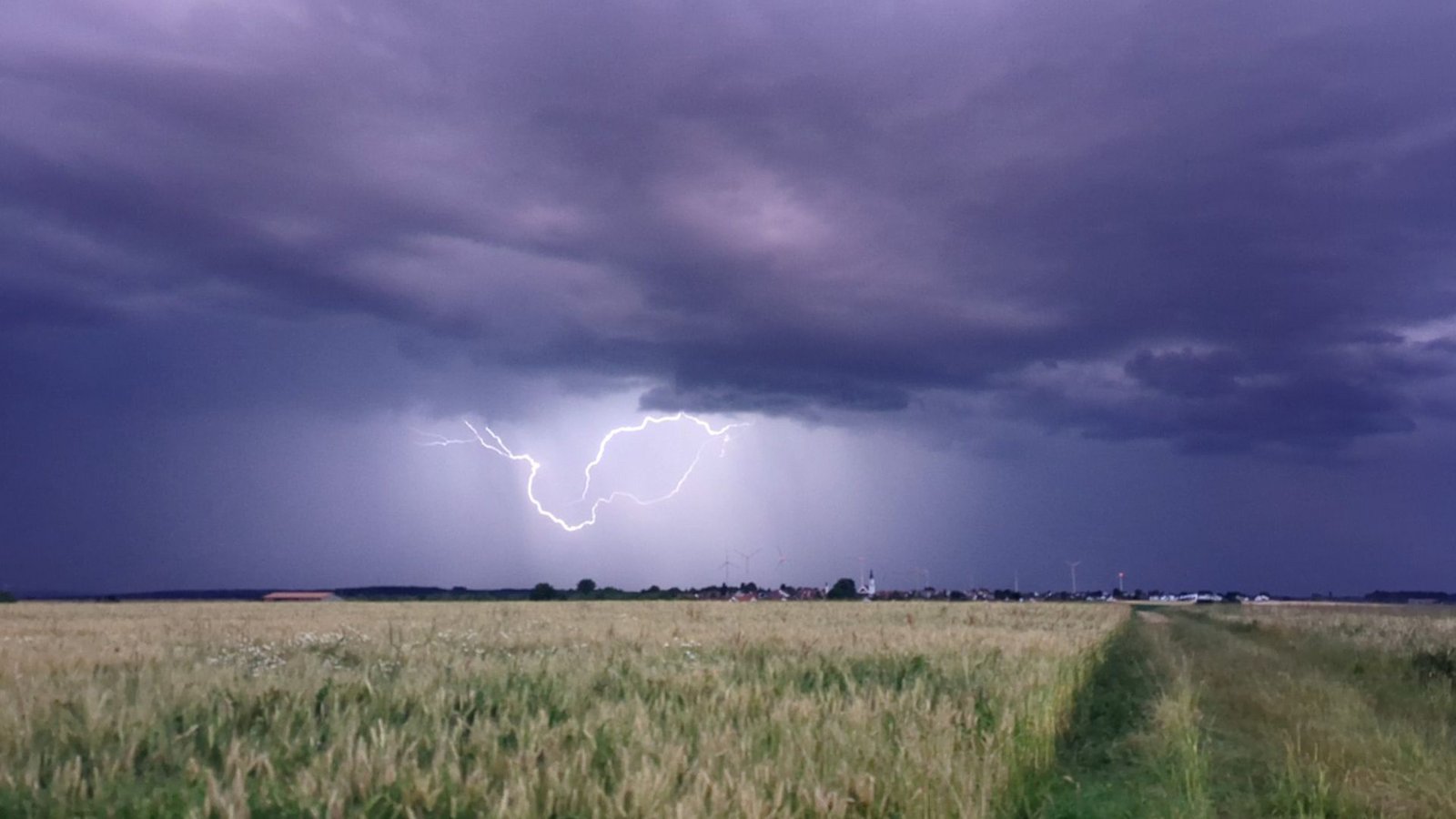 Die Straßen sind auch am Tag nach dem Unwetter noch nicht sicher passierbar. (Symbolbild)Foto: Simon Zeiher/onw-images/dpa Die Straßen sind auch am Tag nach dem Unwetter noch nicht sicher passierbar. (Symbolbild)Foto: Simon Zeiher/onw-images/dpa