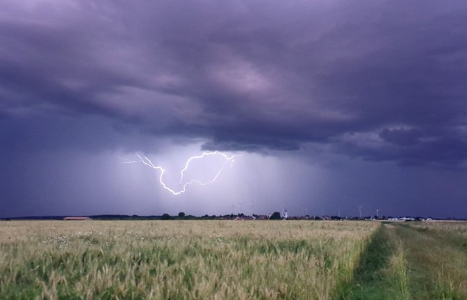 Die Straßen sind auch am Tag nach dem Unwetter noch nicht sicher passierbar. (Symbolbild)<span class='image-autor'>Foto: Simon Zeiher/onw-images/dpa</span>