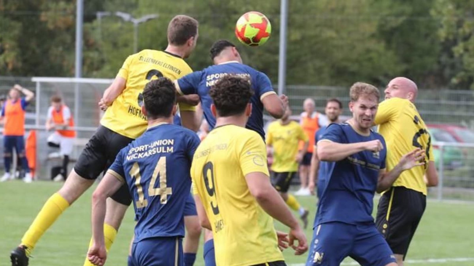 Ein Punkt ist besser als kein Punkt: Florian Hofmann (li. hi.) springt am höchsten und erzielt das 1:1 für den SV Leonberg/Eltingen.Andreas Gorr Ein Punkt ist besser als kein Punkt: Florian Hofmann (li. hi.) springt am höchsten und erzielt das 1:1 für den SV Leonberg/Eltingen.Andreas Gorr