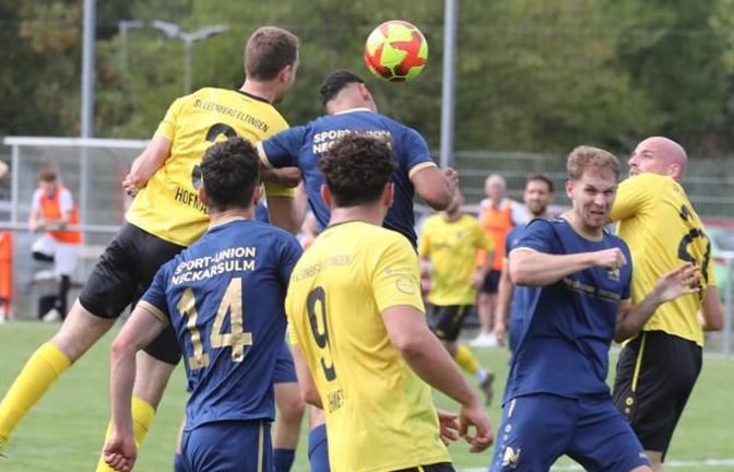 Ein Punkt ist besser als kein Punkt: Florian Hofmann (li. hi.) springt am höchsten und erzielt das 1:1 für den SV Leonberg/Eltingen.<span class='image-autor'>Andreas Gorr</span>