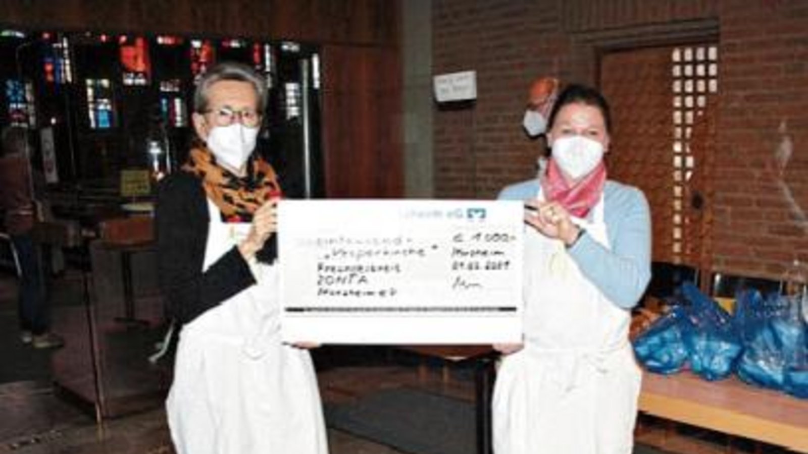 Elisabeth Schweizer (links) und Gaby Schulz nahmen die Spende entgegen. Foto: p Elisabeth Schweizer (links) und Gaby Schulz nahmen die Spende entgegen. Foto: p