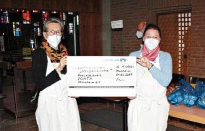 Elisabeth Schweizer (links) und Gaby Schulz nahmen die Spende entgegen.  Foto: p