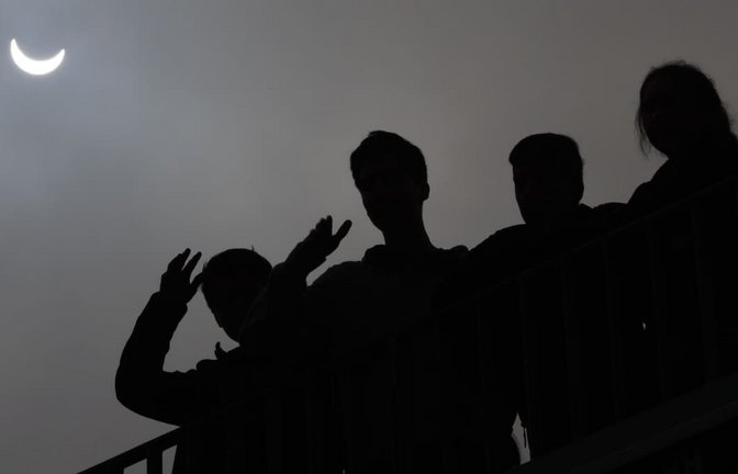 Schüler beobachten die partielle Sonnenfinsternis 2015 in Kassel (Archiv).<span class='image-autor'>Uwe Zucchi</span>