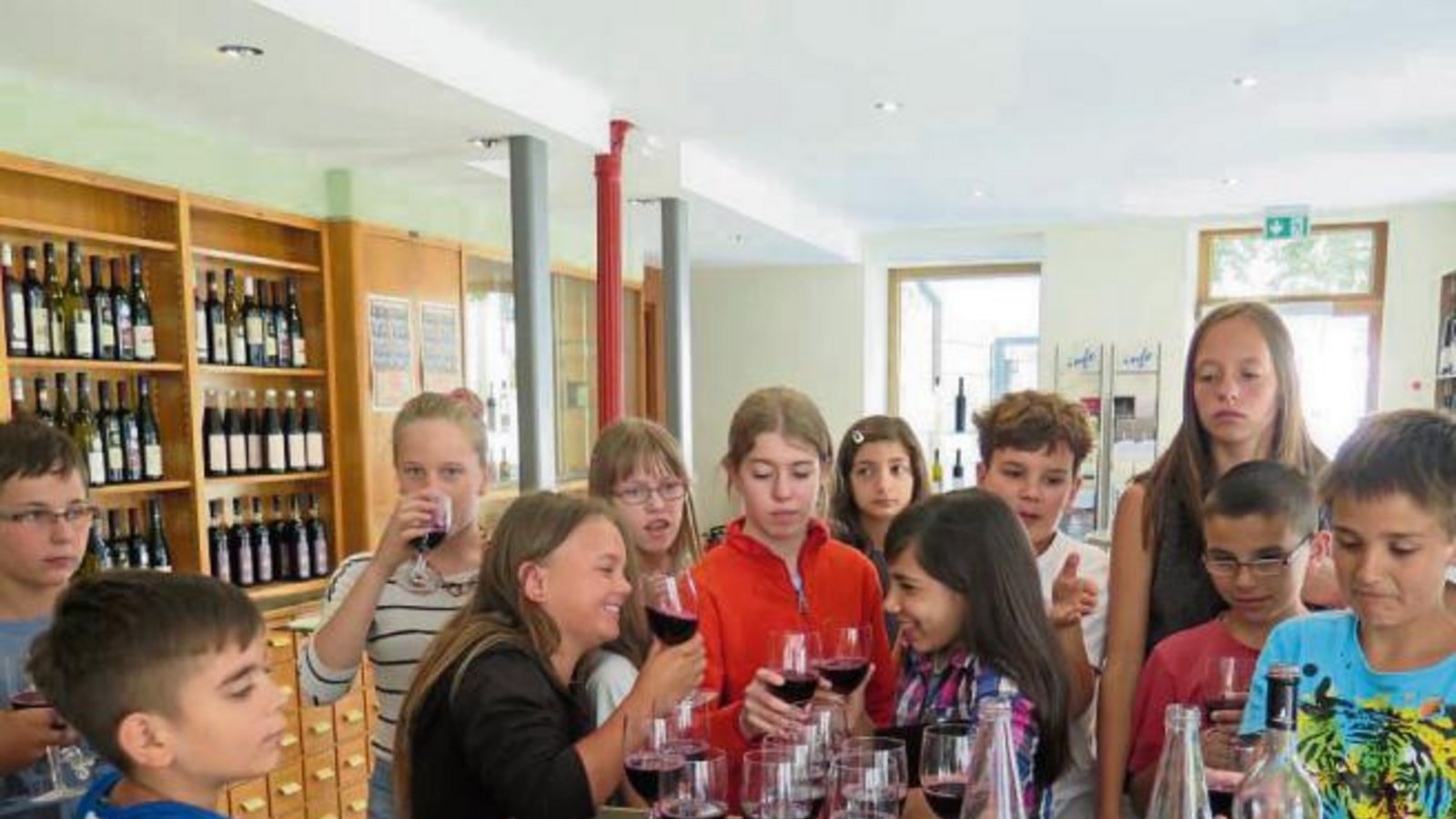 Die Klasse 5c der Schlossbergschule schaute gestern bei Manfred Arnold in der Vinothek in Vaihingen vorbei. Als Kostprobe gab es Traubensaft. Die Klasse 5c der Schlossbergschule schaute gestern bei Manfred Arnold in der Vinothek in Vaihingen vorbei. Als Kostprobe gab es Traubensaft.
