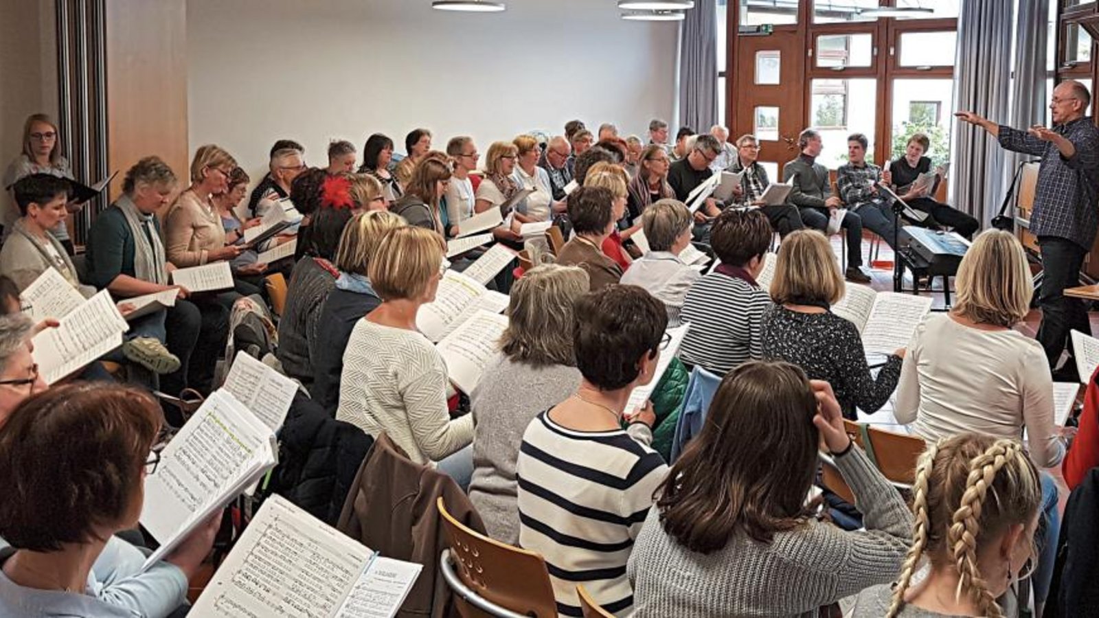 Chorleiter Jürgen Huttenlocher (rechts) probt „Calling all Dawns“ mit Ill-Canto, dem zweiten gemischten Chor der „Eintracht“ Illingen.  Fotos: p