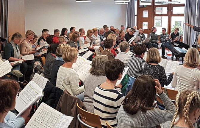 Chorleiter Jürgen Huttenlocher (rechts) probt „Calling all Dawns“ mit Ill-Canto, dem zweiten gemischten Chor der „Eintracht“ Illingen.  Fotos: p