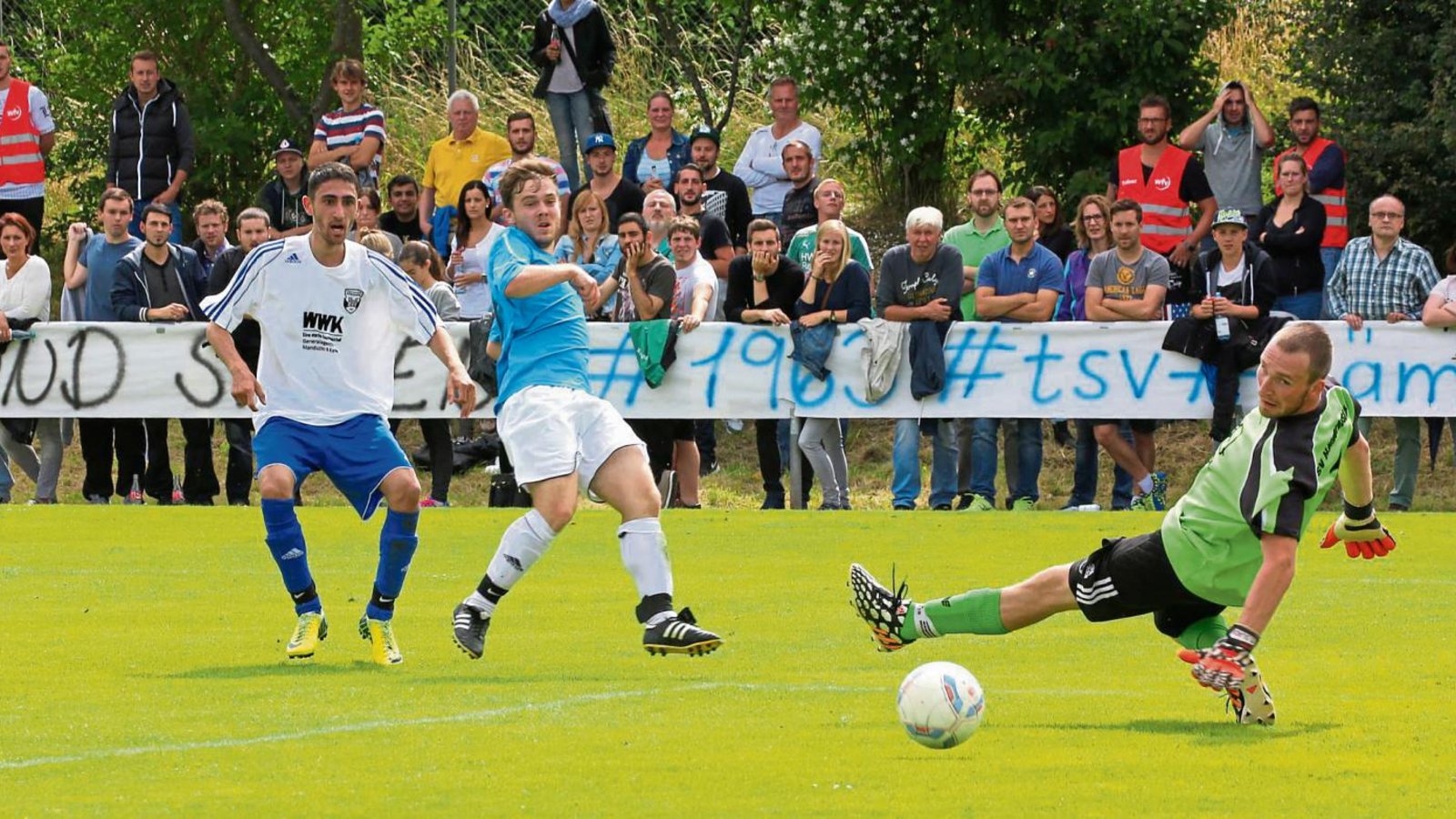 Tor des Tages: Aus der zweiten Chance für Besigheim macht Sidar Tan (links) das 1:0. Marvin Bschaden und Torwart Marc Sladkowski können nur zusehen, das Spiel kippt. Fotos: Küppers Tor des Tages: Aus der zweiten Chance für Besigheim macht Sidar Tan (links) das 1:0. Marvin Bschaden und Torwart Marc Sladkowski können nur zusehen, das Spiel kippt. Fotos: Küppers