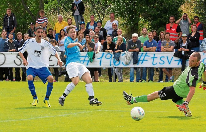 Tor des Tages: Aus der zweiten Chance für Besigheim macht Sidar Tan (links) das 1:0. Marvin Bschaden und Torwart Marc Sladkowski können nur zusehen, das Spiel kippt. Fotos: Küppers