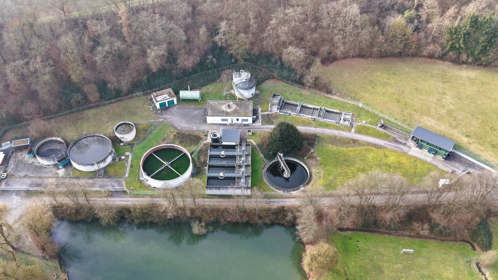 Ob mit oder ohne Zusammenlegung – die Kläranlage in Großglattbach muss erheblich erweitert werden, um dem gestiegenen Aufkommen an Abwasser gerecht zu werden. Fotos: Küppers