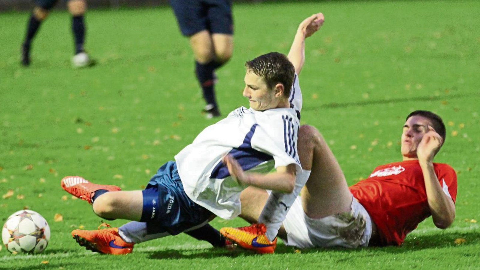 Nicht nur Tim Stuible (links) kam in der Erstrundenbegegnung beim TSV Kleinsachsenheim gegen Tim Pach von den Gastgebern ins Straucheln. Der TSV Nussdorf verlor mit 0:1 (0:1). Foto: Nachreiner Nicht nur Tim Stuible (links) kam in der Erstrundenbegegnung beim TSV Kleinsachsenheim gegen Tim Pach von den Gastgebern ins Straucheln. Der TSV Nussdorf verlor mit 0:1 (0:1). Foto: Nachreiner