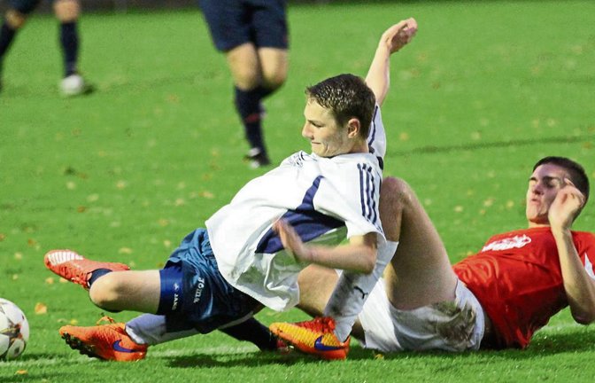 Nicht nur Tim Stuible (links) kam in der Erstrundenbegegnung beim TSV Kleinsachsenheim gegen Tim Pach von den Gastgebern ins Straucheln. Der TSV Nussdorf verlor mit 0:1 (0:1). Foto: Nachreiner