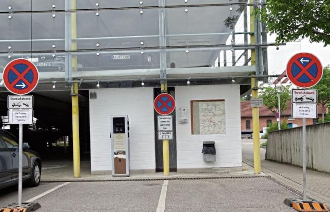 Brandschutzzone und absolutes Haltverbot für alle ab heute 7 Uhr an der „Stromtankstelle“ am Vaihinger Köpfwiesenparkplatz? Ordnungsamtsleiter Matthias Volk hat die Auflösung des Schilderrätsels. Mit Brandschutz habe das Ganze nichts zu tun. „Die Beschilderung sollte nur dazu dienen, dass die Parkplätze morgen frei sind, damit die beauftragte Firma die beiden Parkplätze mir einer grünen Flächenmarkierung versehen kann. Dadurch möchten wir erreichen, dass unbefugte Parker noch besser den Sinn und Zweck dieser Parkplätze erkennen können“, sagt Volk. Der besteht darin, Elektrofahrzeuge dort aufladen zu können.  Foto: Rücker