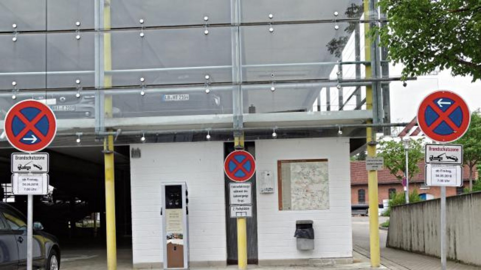 Brandschutzzone und absolutes Haltverbot für alle ab heute 7 Uhr an der „Stromtankstelle“ am Vaihinger Köpfwiesenparkplatz? Ordnungsamtsleiter Matthias Volk hat die Auflösung des Schilderrätsels. Mit Brandschutz habe das Ganze nichts zu tun. „Die Beschilderung sollte nur dazu dienen, dass die Parkplätze morgen frei sind, damit die beauftragte Firma die beiden Parkplätze mir einer grünen Flächenmarkierung versehen kann. Dadurch möchten wir erreichen, dass unbefugte Parker noch besser den Sinn und Zweck dieser Parkplätze erkennen können“, sagt Volk. Der besteht darin, Elektrofahrzeuge dort aufladen zu können. Foto: Rücker Brandschutzzone und absolutes Haltverbot für alle ab heute 7 Uhr an der „Stromtankstelle“ am Vaihinger Köpfwiesenparkplatz? Ordnungsamtsleiter Matthias Volk hat die Auflösung des Schilderrätsels. Mit Brandschutz habe das Ganze nichts zu tun. „Die Beschilderung sollte nur dazu dienen, dass die Parkplätze morgen frei sind, damit die beauftragte Firma die beiden Parkplätze mir einer grünen Flächenmarkierung versehen kann. Dadurch möchten wir erreichen, dass unbefugte Parker noch besser den Sinn und Zweck dieser Parkplätze erkennen können“, sagt Volk. Der besteht darin, Elektrofahrzeuge dort aufladen zu können. Foto: Rücker