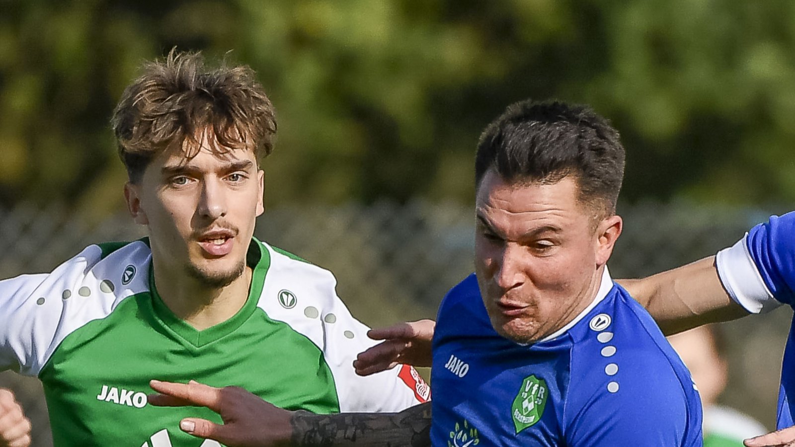 Derby in der Kreisliga B 7: Der Sersheimer Sandro Aprigliano (rechts) schirmt seinen Markgröninger Gegenspieler Paul Jung vom Ball ab und gewinnt mit 4:3. Foto: Leitner Derby in der Kreisliga B 7: Der Sersheimer Sandro Aprigliano (rechts) schirmt seinen Markgröninger Gegenspieler Paul Jung vom Ball ab und gewinnt mit 4:3. Foto: Leitner