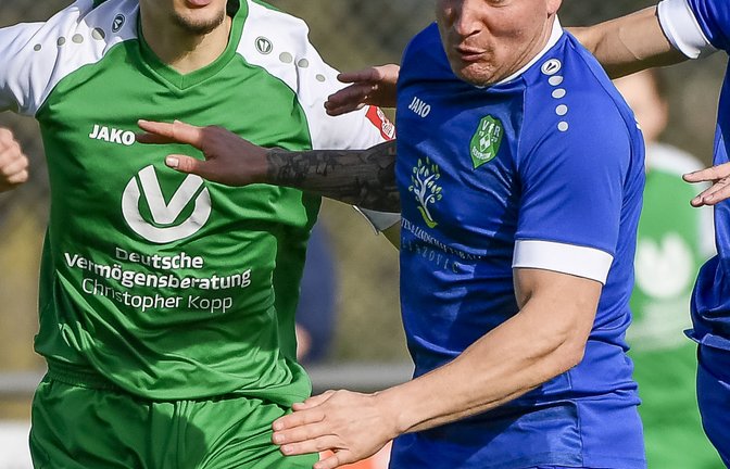 Derby in der Kreisliga B 7: Der Sersheimer Sandro Aprigliano (rechts) schirmt seinen Markgröninger Gegenspieler Paul Jung vom Ball ab und gewinnt mit 4:3. <span class='image-autor'>Foto: Leitner</span>