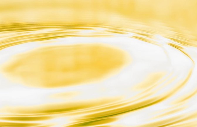 Goldig schimmernde Flüssigkeit – ist es Diesel? (Symbolbild)<span class='image-autor'>IMAGO/Pond5 Images</span>